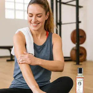 Femme appliquant l'Huile Siang Pure Menthe sur son bras après une séance de sport.