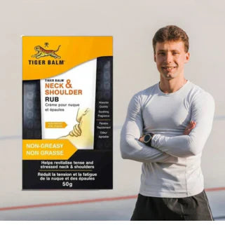 Un hombre confiado presenta un bálsamo Tiger Balm, ideal para aliviar el cuello y los hombros tensos.