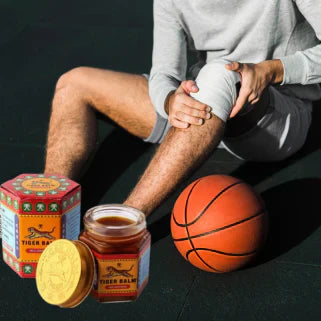 Sportif avec un ballon de basket, produits naturels pour les soins musculaires.