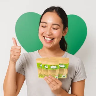 Jeune femme souriante approuve plusieurs sachets de Tapee Elixir thaïlandais aux plantes naturelles.