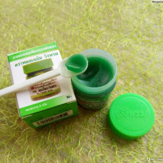 Boîte et flacon de wangprom vert à base de Barleria Lupulina exposé sur une verdure
