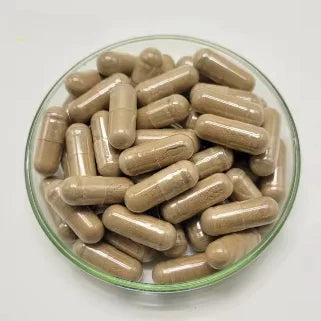 Capsules de canelle dans un bol en verre transparent, représentant un complément alimentaire naturel et sain.