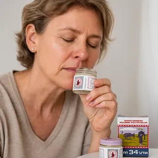 Une femme ferme les yeux en respirant profondément le baume pour dégager ses voies respiratoires.