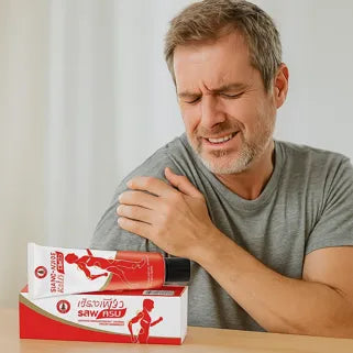 Un homme applique une crème Siang Pure sur son épaule douloureuse pour soulager la douleur.