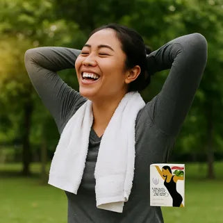 Femme souriante avec serviette blanche après exercice, représentant la vitalité et la détox naturelle.