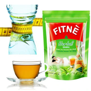 Tè Fitné a base di erbe, infuso dimagrante con misuratore, bicchiere d'acqua e tazza di tè.