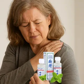 Femme utilisant l’huile Kwan Loong pour soulager une douleur à l’épaule causée par l’arthrose.