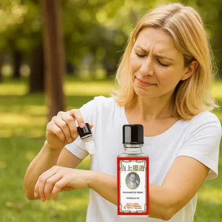 Femme appliquant de l’huile Siang Pure à la menthe sur la peau irritée de son bras.
