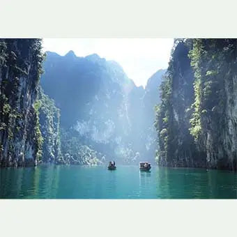 bateaux entre les falaises en Thailande