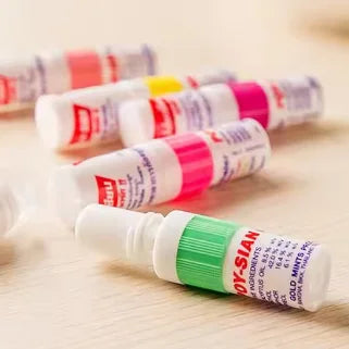 Des tubes de ateur Stick Bâton Nasal Poy-Sian Menthe et Eucalyptus sur une table, pour un soulagement naturel de la congestion.