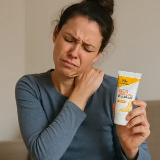 Femme souffrant de douleurs cervicales utilisant Nuque et Épaules 50g Baume du Tigre® Formule Chaude.