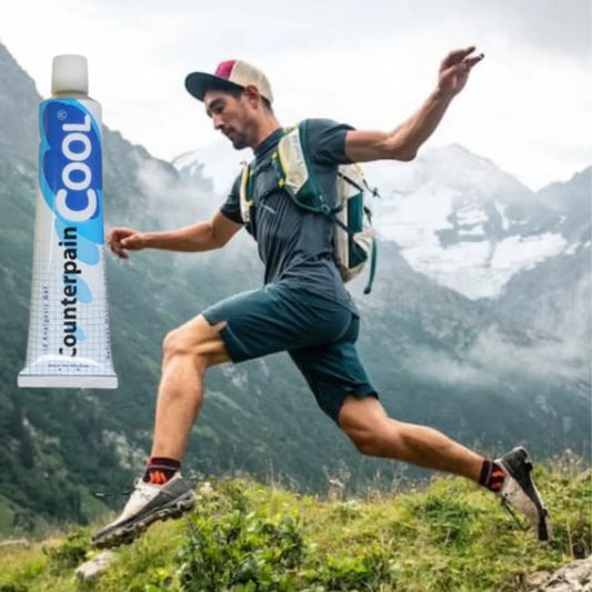 Un homme en pleine randonnée dynamique dans les montagnes, accompagné d'un tube de Counterpain Cool pour soulager les douleurs.