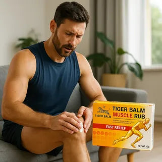 Homme appliquant un baume sur le genou pour soulager douleurs musculaires après une séance sportive.