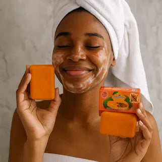 Femme souriante avec mousse de savon éclaircissant à la papaye, unifiant naturellement le teint.