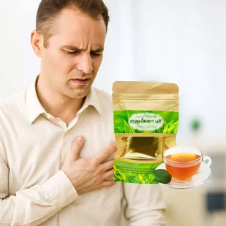 Un homme ressent des palpitations, en tenant un sachet de thé et une tasse.