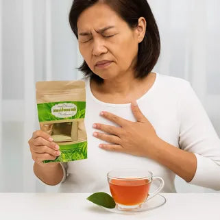 Mujer con molestia en el pecho, sostiene una bolsa de té de infusión natural.