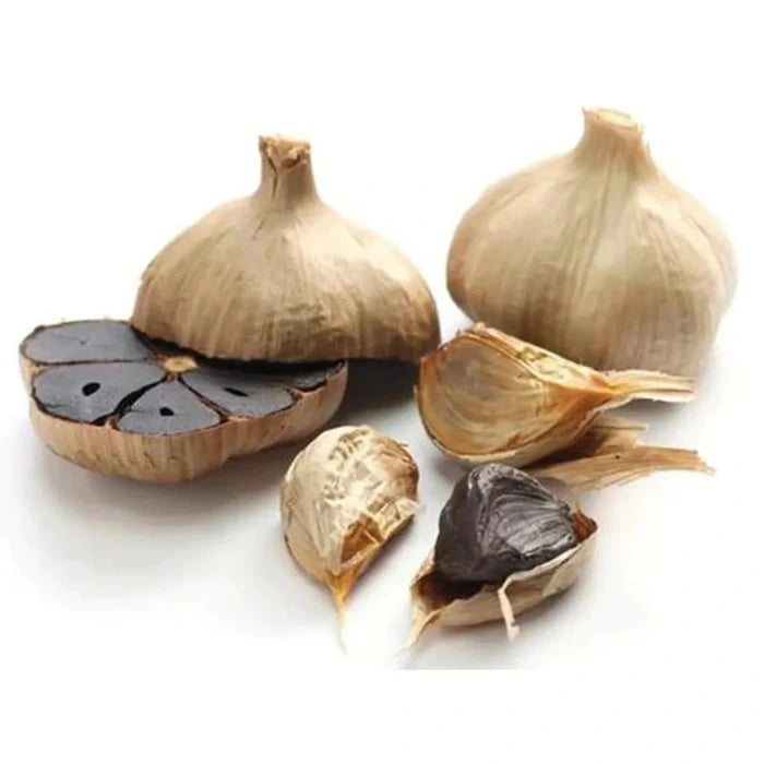 Ail noir : bulbes et gousses, certains pelés pour révéler l'intérieur sombre et tendre.