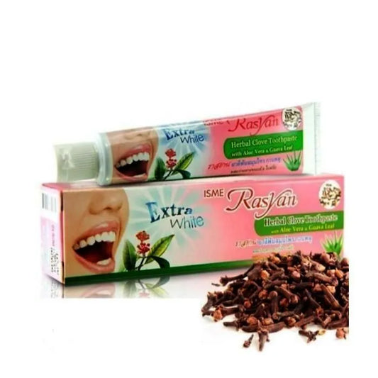 Présentation du dentifrice Isme Rasyan avec un tas de clous de girofle séchés, illustrant la composition naturelle et l'arôme épicé du produit.