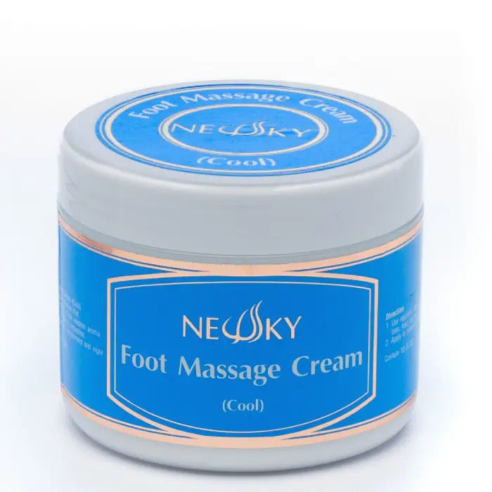 Pot de crème de massage pour les pieds, au design bleu et argenté, posé sur une surface claire, évoquant un soin rafraîchissant et apaisant.