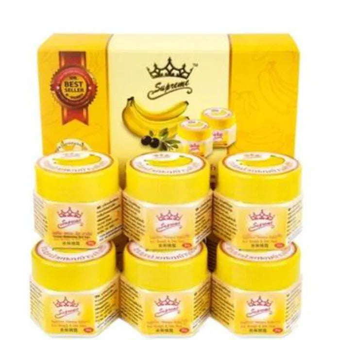 Coffret Supreme contenant plusieurs pots de baume hydratant à la banane, présenté avec un packaging jaune orné d’un logo couronne. L’image met en avant un soin nourrissant pour réparer la peau sèche et craquelée, soulignant son statut de best‑seller et sa formule enrichie.