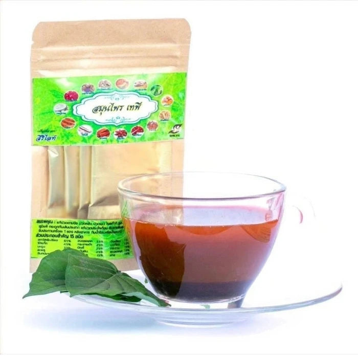 Un paquet de thé aux herbes avec une tasse de thé ambré et des feuilles fraîches, étiqueté en thaï avec des images d'herbes.