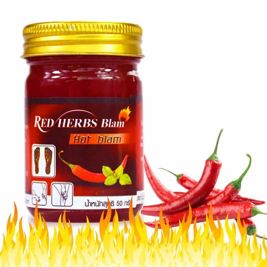 Pot de baume "Red Herbs Blam Hot Blam" avec couvercle doré. Étiquette avec des images de piments et des illustrations indiquant une utilisation sur les pieds et les articulations. Textes en thaï, poids 50 grammes.