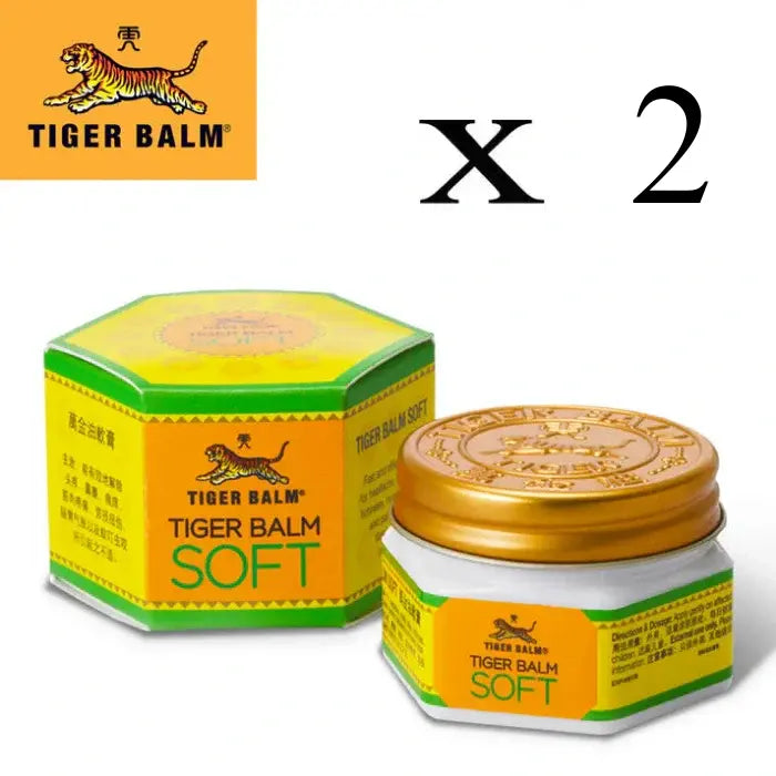 Produit Tiger Balm Soft avec une boîte hexagonale et un petit pot à couvercle doré. Design aux couleurs jaune et verte avec texte en anglais et en chinois indiquant Tiger Balm Soft. Lot de 2.