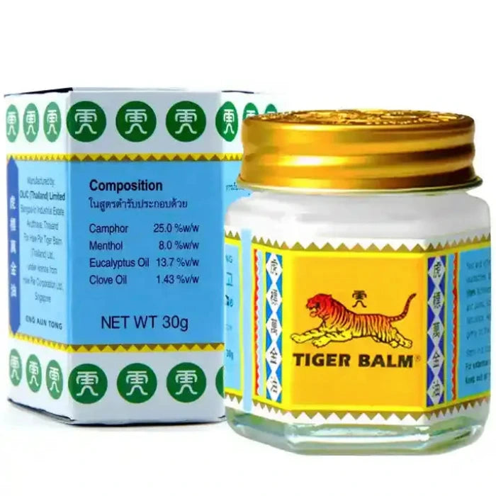 Barattolo e scatola di Tiger Balm con coperchio dorato ed etichetta a tema tigre. La scatola elenca gli ingredienti: canfora 25,0%, mentolo 8,0%, olio di eucalipto 13,7%, olio di chiodi di garofano 1,43%. Peso netto: 30 grammi.