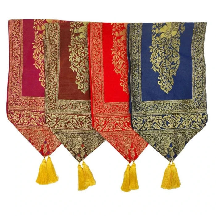 Thailändskt tyg dekorerat med gyllene blom- och elefantmotiv, med gula fransar. Raffinerad traditionell dekoration
