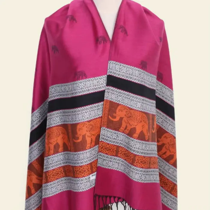 Châle violet en soie et cachemire, décoré de motifs d’éléphants orange et bandes tissées.