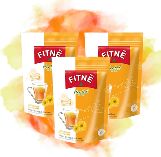 Trois sachets de thé Fitné Herbal Infusion jaune, avec une tasse de thé et des fleurs.