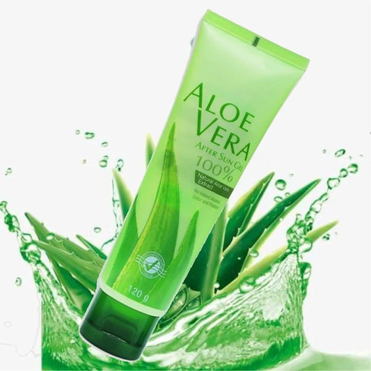 Tube de gel après-soleil à l'aloe vera 100% naturel, avec des feuilles d'aloe vera et des éclaboussures d'eau.