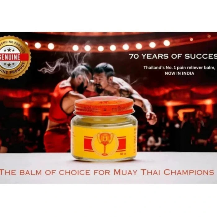 Image promotionnelle pour un baume antidouleur, montrant un pot avec une étiquette jaune et rouge et un symbole de trophée. Contexte avec deux personnes en combat de Muay Thai. Texte : '70 YEARS OF SUCCESS', 'Thailand's No. 1 pain reliever balm, NOW IN INDIA', 'The balm of choice for Muay Thai Champions', et un sceau 'GENUINE PRODUCT