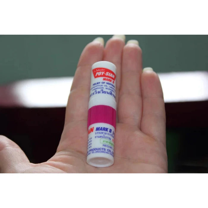 Une maim tendue avec Inhalateur Nasal de poche Poy-Sian dans la main