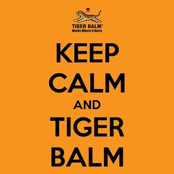 Immagine pubblicitaria per il Balsamo di Tigre. Sfondo arancione con l'illustrazione di una tigre in alto e testo in caratteri cinesi sopra. Il testo sotto l'illustrazione della tigre recita: TIGER BALM® Agisce dove fa male. Il testo principale al centro dell'immagine recita: KEEP CALM AND TIGER BALM