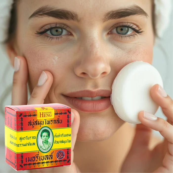 Jeune femme souriante, nettoyant son visage avec un savon Madame Heng.