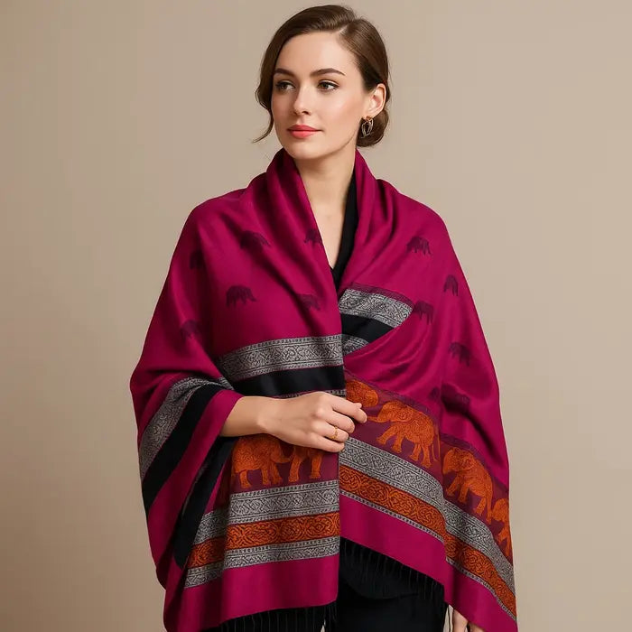 Femme élégante portant un châle violet orné de motifs d’éléphants et de bandes décoratives.
