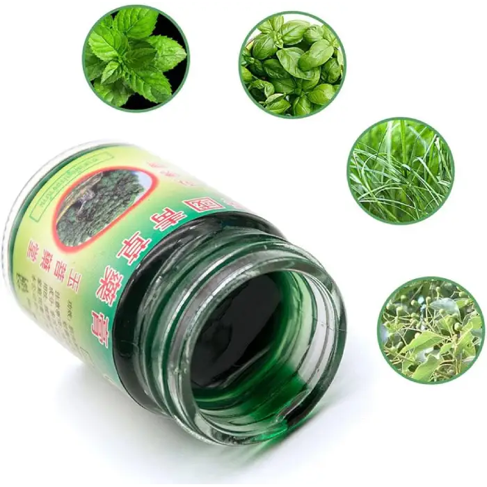 Un pot ouvert contenant une pommade verte à base de plantes est entouré de cinq images de végétaux. L'étiquette en chinois suggère une composition