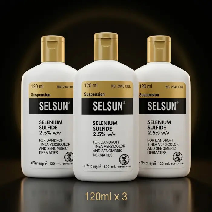 Trois bouteilles de shampooing antipelliculaire Selsun de 120 ml, strictement identiques, sont alignées sur un fond sombre dégradé. Chaque flacon blanc possède un bouchon doré et une étiquette centrale noire et jaune indiquant "Selenium Sulfide 2.5%". L'inscription dorée "120ml x 3" est centrée au bas de l'image