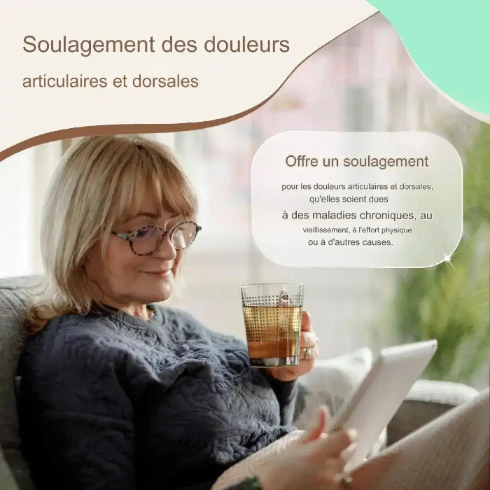 Personne assise sur un canapé, tenant un verre et une tablette. Texte en français sur le soulagement des douleurs articulaires et dorsales.
