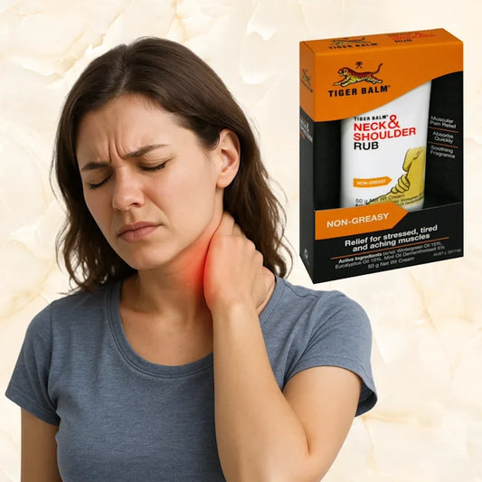 Femme avec une douleur au cou, tenant son cou, avec un tube de Tiger Balm Neck & Shoulder Rub.