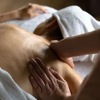 Massage du dos d'une personne allongée sur une table