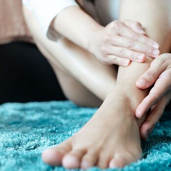 Massage du pied et de la cheville sur un tapis turquoise