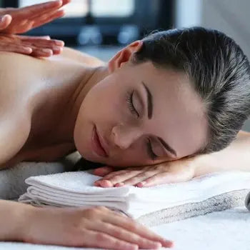 Femme détendue recevant un massage du dos sur table de spa.