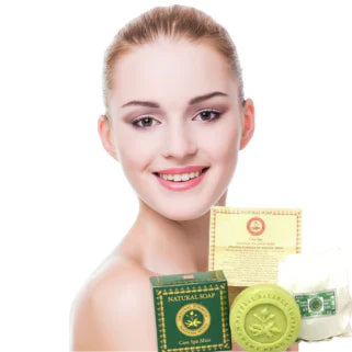 Femme souriante tenant du savon naturel thaï vert, emballage visible, symbolisant soin, beauté et fraîcheur.