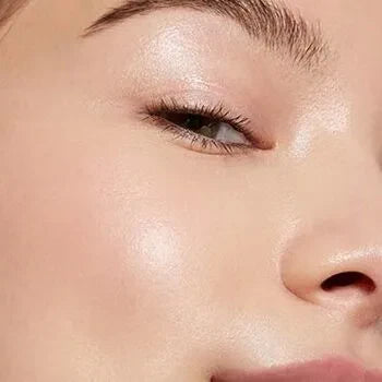 Gros plan œil, sourcil, nez, peau lisse, maquillage naturel