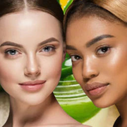 Dos mujeres con piel radiante frente a hojas de Aloe Vera, símbolo de cuidado natural.