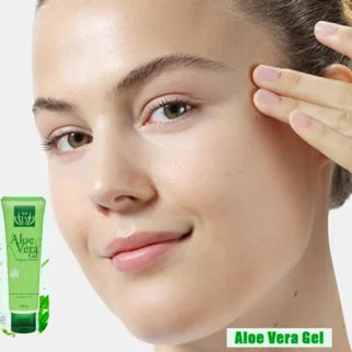 Femme appliquant un gel d'aloe vera sur son visage.