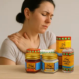 Donna che soffre di dolori alla spalla e utilizza diversi balsami di tigre per alleviarli.