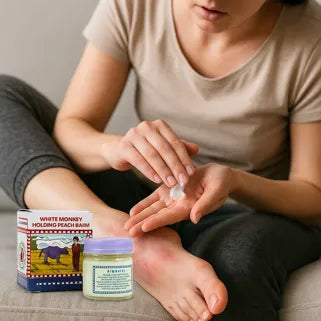 Femme appliquant un baume sur sa cheville enflée pour soulager une entorse douloureuse.